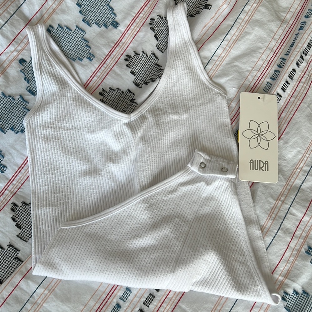Aura NWT solid white ribbed bodysuit